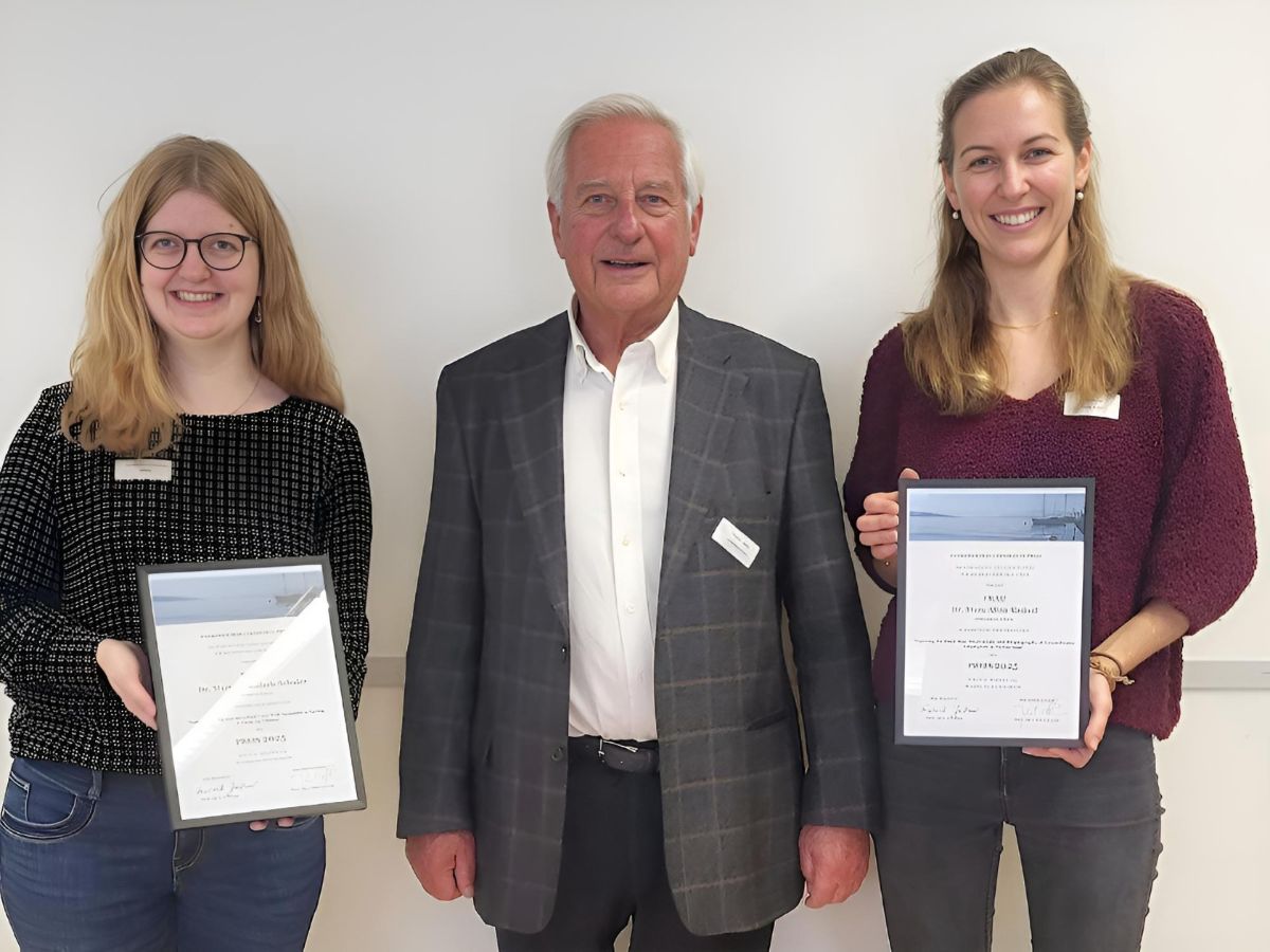 Award ceremony on 6 December at the Swiss Geoscience Meeting in Bern: from left to right, Dr. Martina Schalch-Schuler (UZH), Prof. Dr. Friedrich Jüttner (President of the Hydrobiology–Limnology Foundation for Water Research), and Dr. Mara Knüsel (Eawag & UZH); photo by Prof. Dr. Jakob Pernthaler.